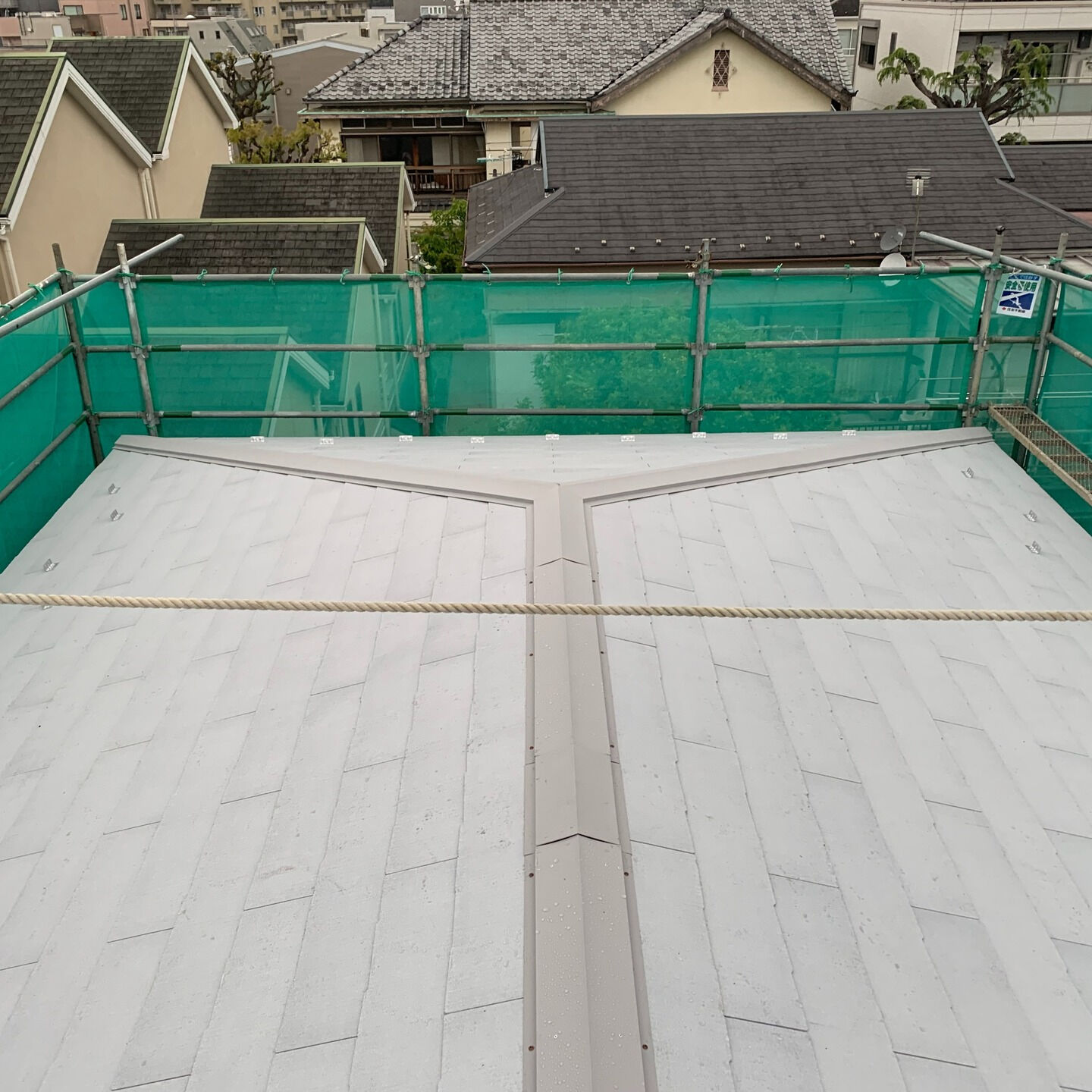 今回は、コロニアル仕上げの新築の屋根施工を無事に完了しました