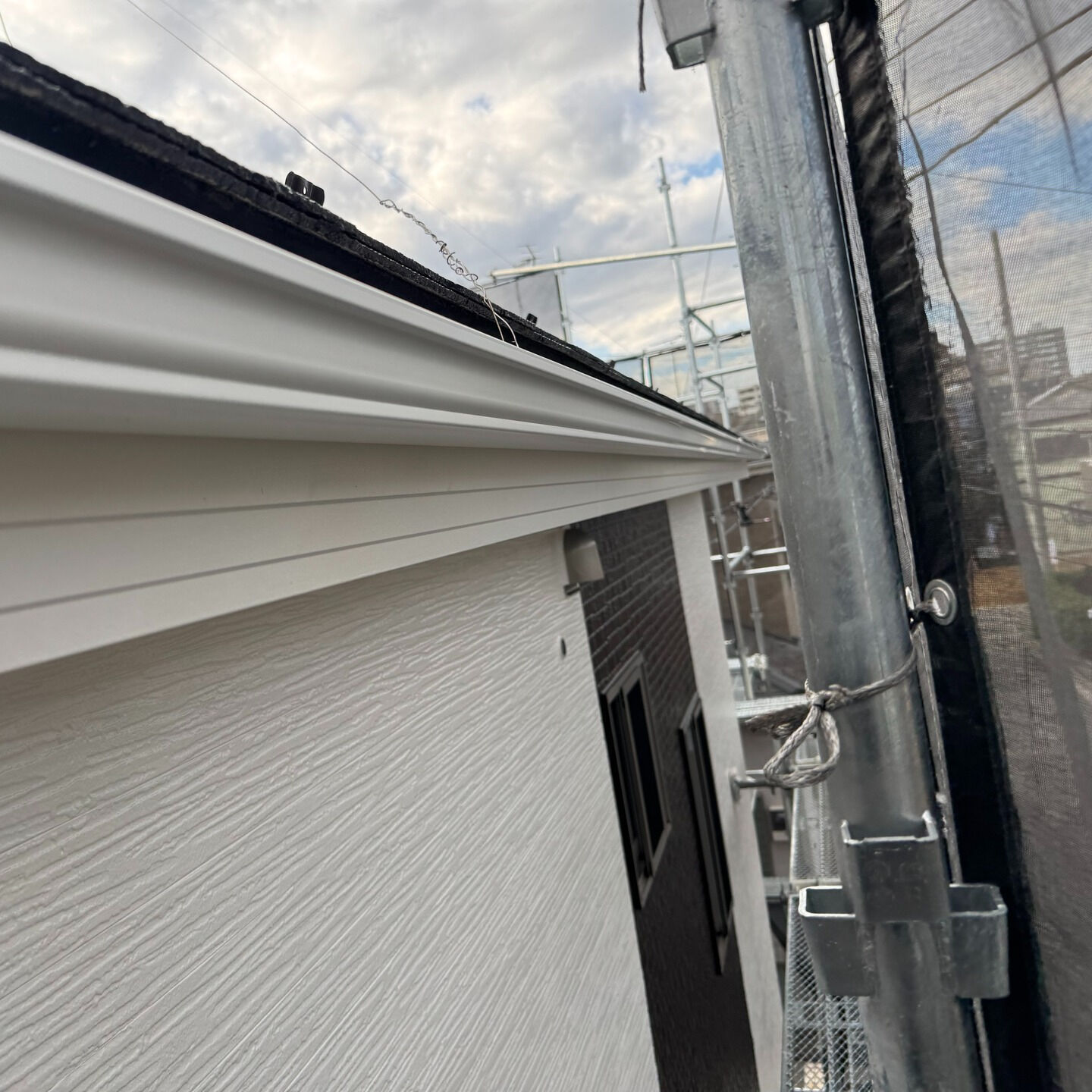 今日は雨樋の掛け替え工事に全力投球！古くて割れてしまった雨樋