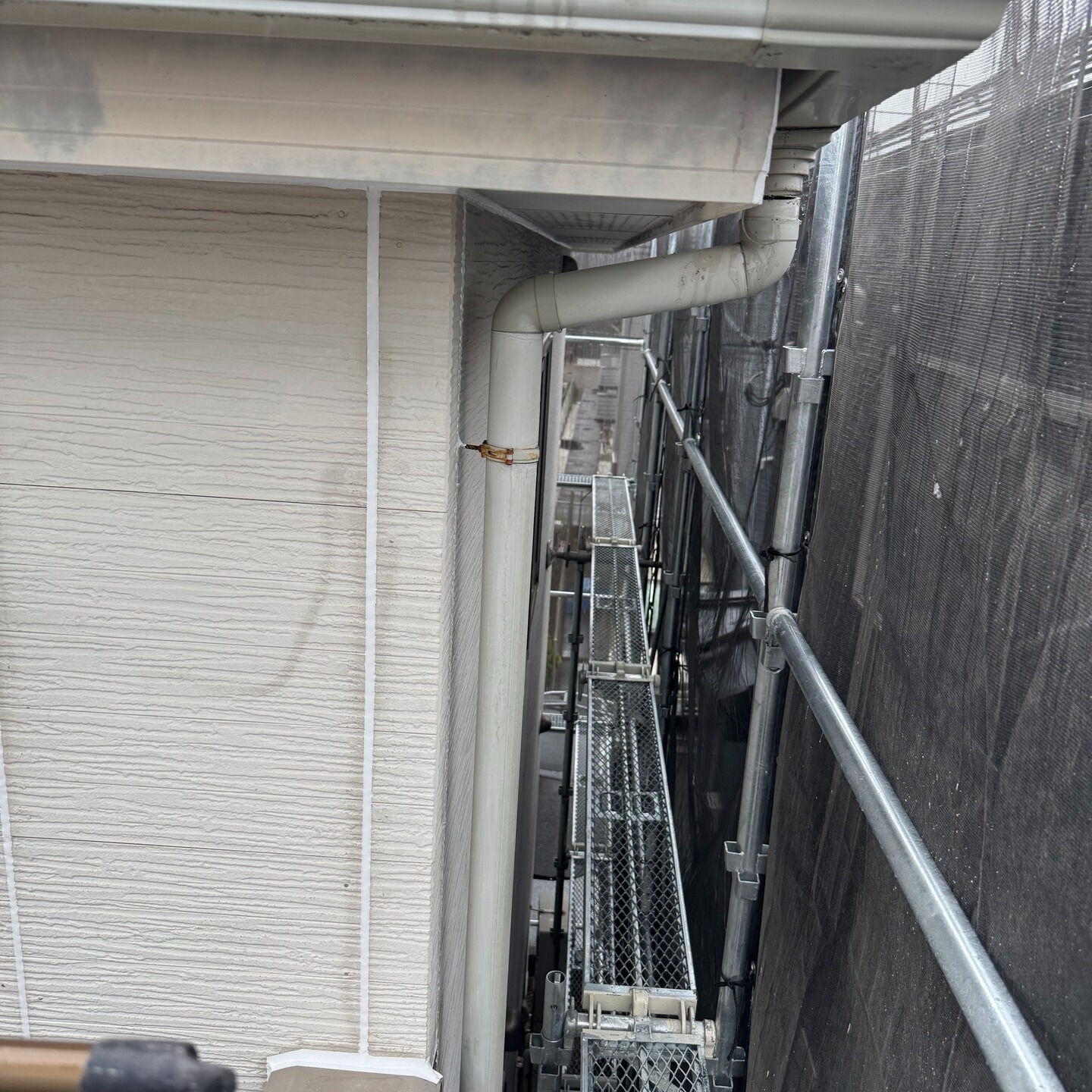 今日は雨樋の掛け替え工事に全力投球！古くて割れてしまった雨樋