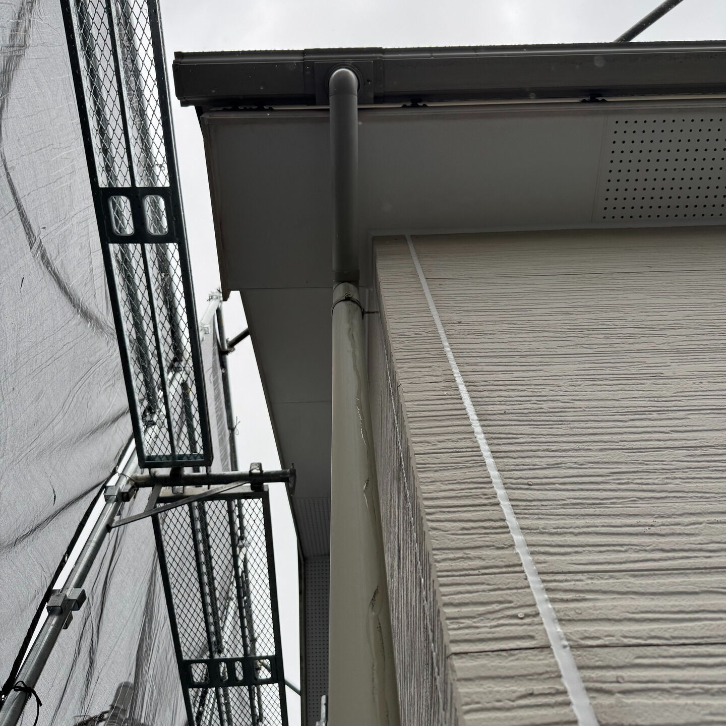 今日は雨樋の掛け替え工事に全力投球！古くて割れてしまった雨樋