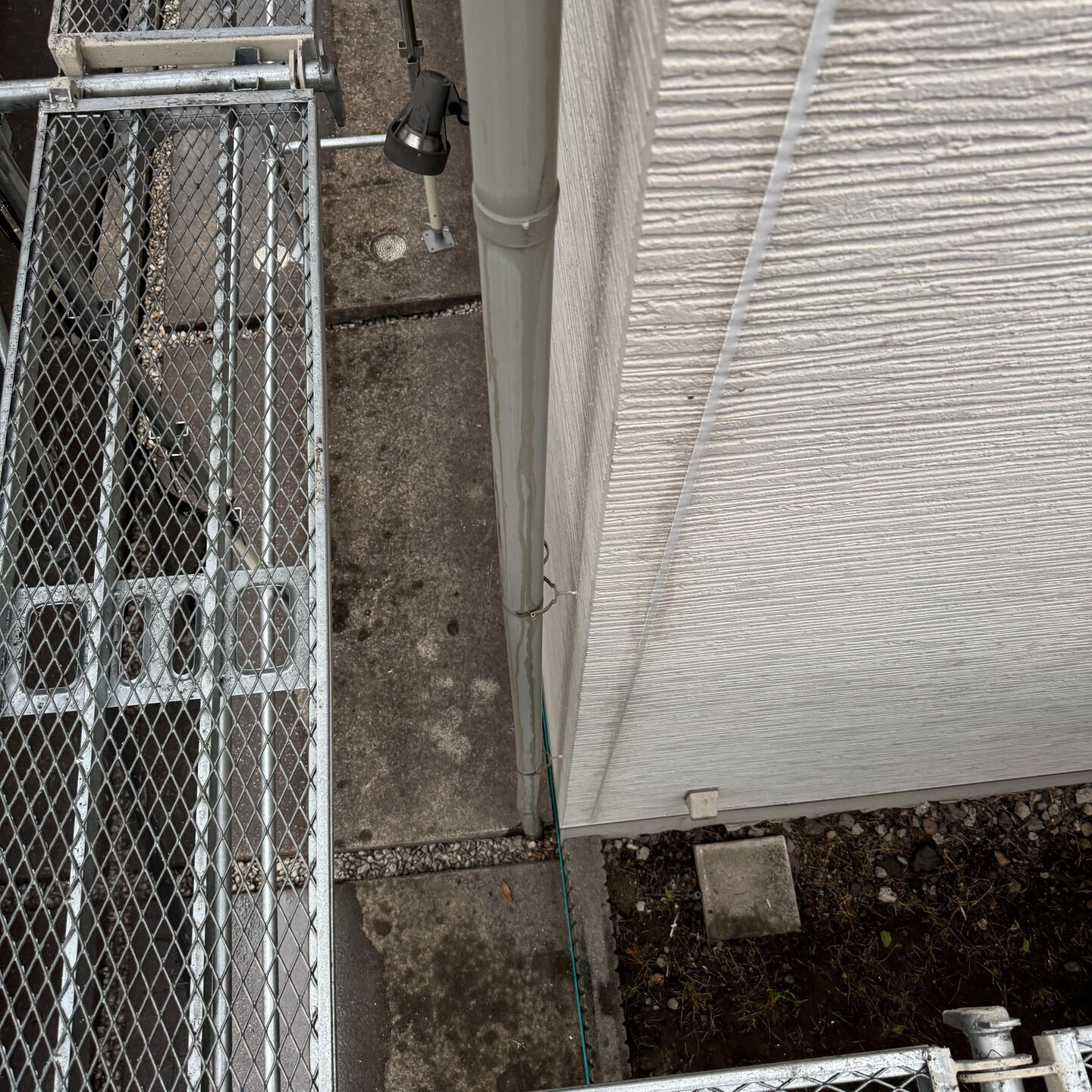 今日は雨樋の掛け替え工事に全力投球！古くて割れてしまった雨樋